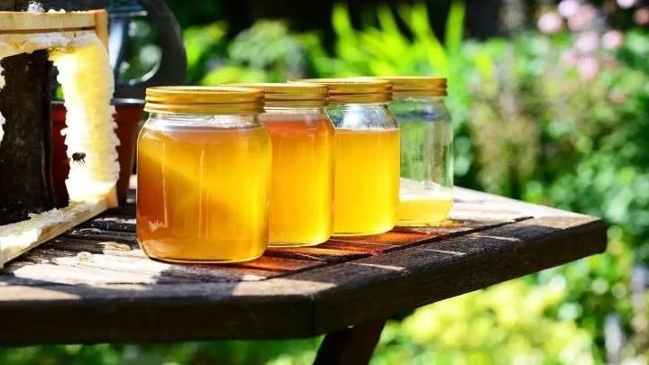 三天蜂蜜减肥法 杭白菊蜂蜜 晚上喝蜂蜜有啥好处 百花牌槐花蜂蜜 能空腹喝蜂蜜水吗