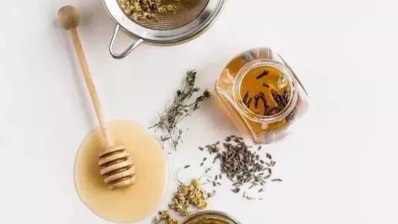 蜂蜜水与什么相克 蜂蜜硬化 白癜风蜂蜜 柠檬蜂蜜红茶一起喝 怎样用蜂蜜洗脸