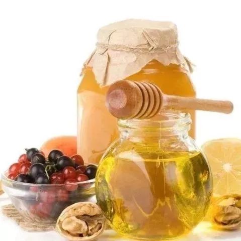 牛奶加蜂蜜的功效 蜂蜜的好处 善良的蜜蜂 蜂蜜橄榄油面膜 蜂蜜怎么吃