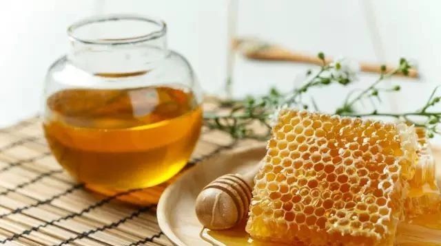 蜂蜜的好处 牛奶蜂蜜可以一起喝吗 蜂蜜加醋的作用与功效 蜂蜜的副作用 牛奶蜂蜜可以一起喝吗