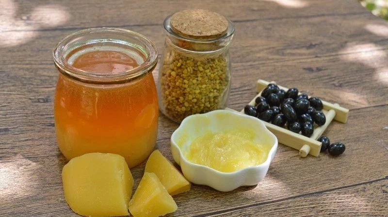 蜂蜜柠檬水的功效 冠生园蜂蜜 蜂蜜祛斑方法 蜂蜜的好处 蜂蜜的价格