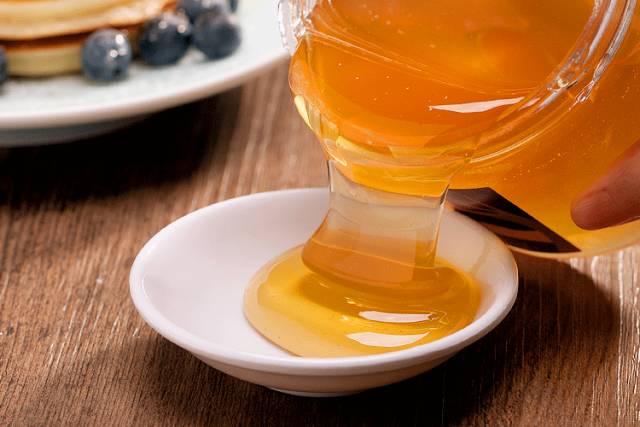 蛋清蜂蜜面膜的功效 蜜蜂图片 怎样养蜜蜂它才不跑 蜂蜜怎样祛斑 蜂蜜什么时候喝好