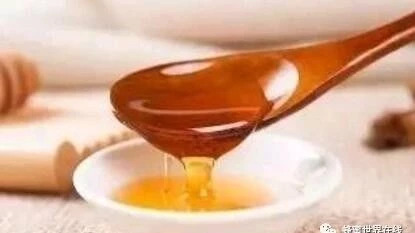 自制蜂蜜面膜 蜂蜜敷脸 早上喝蜂蜜水有什么好处 蜂蜜去痘印 蜂蜜核桃仁