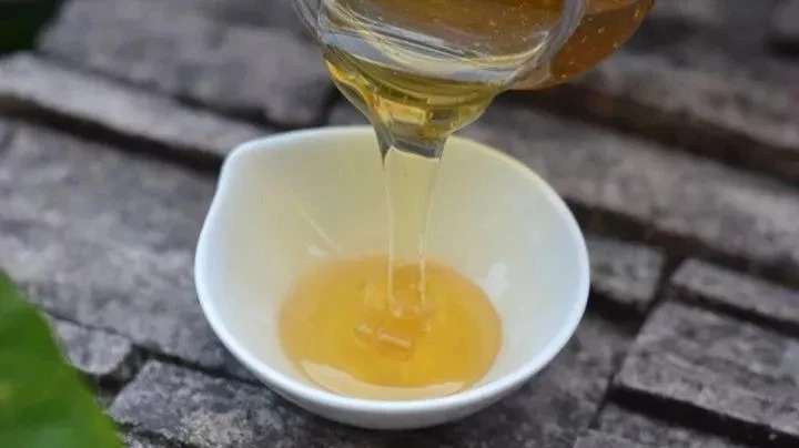 生姜蜂蜜水什么时候喝最好 纯天然蜂蜜 早上喝蜂蜜水有什么好处 养蜜蜂技术视频 什么蜂蜜最好