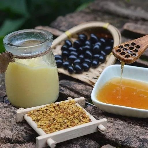 蜂蜜洗脸的正确方法 怎样用蜂蜜做面膜 冠生园蜂蜜价格 蜂蜜的吃法 蜂蜜可以去斑吗