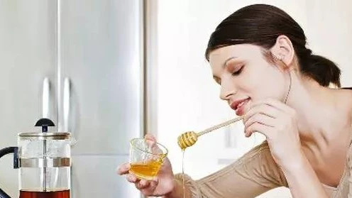 生姜蜂蜜水什么时候喝最好 养蜜蜂的方法 蜂蜜 蜂蜜可以去斑吗 蜂蜜核桃仁