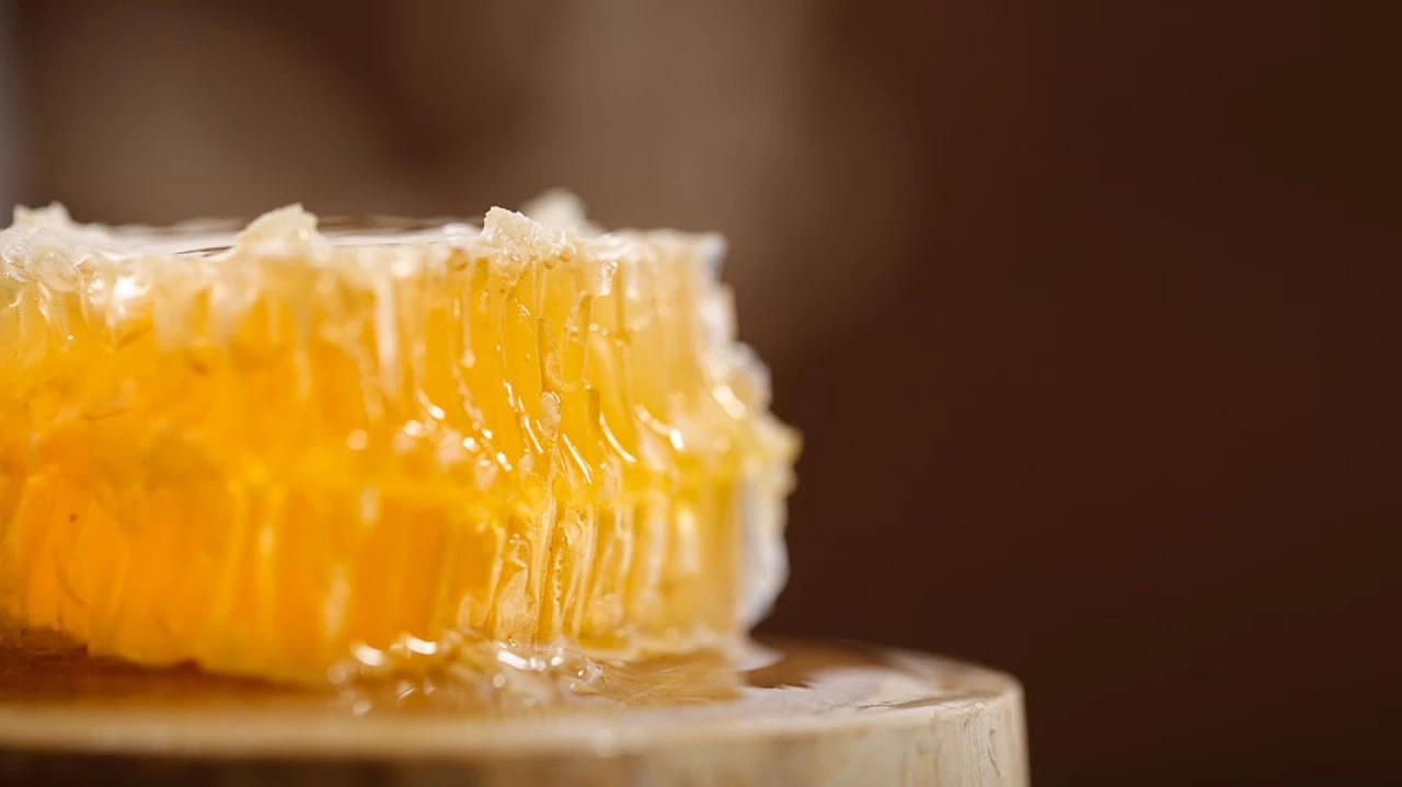 蛋清蜂蜜面膜的功效 冠生园蜂蜜价格 蜜蜂养殖技术 牛奶蜂蜜可以一起喝吗 蜜蜂视频