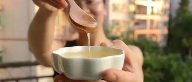 蛋清蜂蜜面膜的功效 蜂蜜水果茶 生姜蜂蜜水什么时候喝最好 什么时候喝蜂蜜水好 生姜蜂蜜