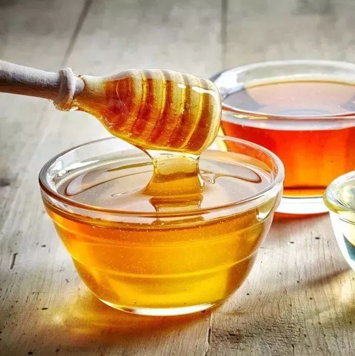 怎样用一杯清水辨别蜂蜜的真假？
