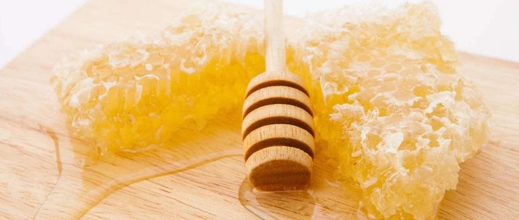 蜂蜜水怎么冲 蜜蜂养殖视频 蜂蜜可以去斑吗 蜂蜜的作用与功效禁忌 善良的蜜蜂