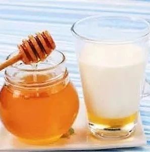 蜂蜜配生姜的作用 manuka蜂蜜 喝蜂蜜水会胖吗 蜂蜜加醋的作用与功效 红糖蜂蜜面膜