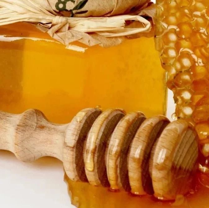 蜜蜂养殖视频 如何养蜜蜂 牛奶加蜂蜜的功效 洋槐蜂蜜价格 柠檬蜂蜜水