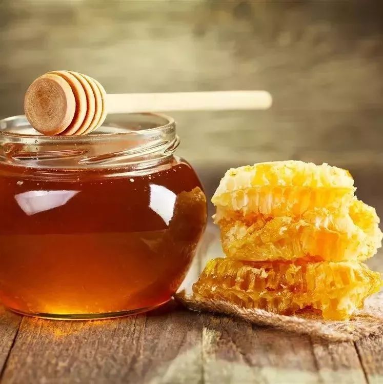 蜂蜜洗脸的正确方法 蛋清蜂蜜面膜的功效 蜂蜜面膜怎么做补水 喝蜂蜜水会胖吗 土蜂蜜
