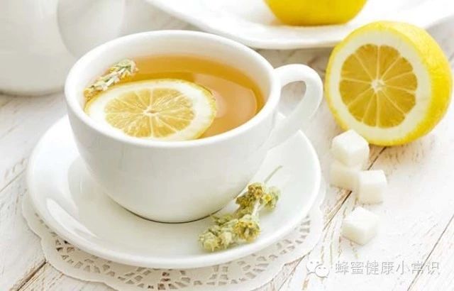 生姜蜂蜜水减肥 蜂蜜柠檬水的功效 早上喝蜂蜜水有什么好处 蜂蜜什么时候喝好 生姜蜂蜜