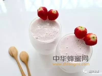 草莓蜂蜜牛奶冰沙 (絕佳比例)