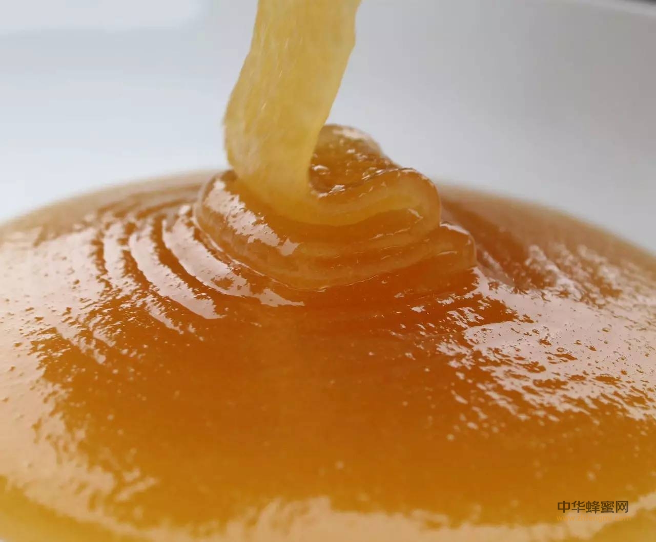 纯天然蜂蜜的明显特征：低温结晶，高温起沫