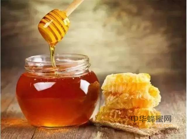蜂蜜用多少度的热水冲泡才更有营养呢？喝水你得讲究“度”……