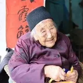 111岁老寿星天天喝蜂蜜