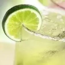 一杯柠檬蜜水的呵护都比一句“多喝热水”强十倍