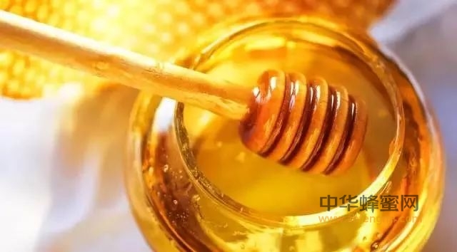 网传蜂蜜含激素，吃多了会致人早熟？难道蜂蜜是“甜蜜杀手”？