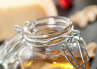 蜂蜜对肠胃有什么作用 蜂蜜结晶粗细的原因 党参蜂蜜 蜂蜜的美容作用 鲍鱼燕窝蜂蜜饮品多少钱
