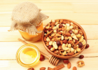 为什么蜂蜜会有酸味 蜂蜜香酥花生 蜂蜜与胡萝卜 自制蜂蜜美白祛斑面膜 早上喝蜂蜜水的坏处
