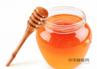 便秘蜂蜜 长期喝蜂蜜水的好处 蜂蜜柠檬的做法相关推荐 葡萄泡蜂蜜治疗哮喘吗 一岁半宝宝大便干喝蜂蜜水